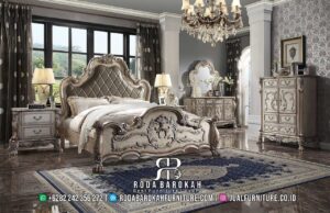 Best Seller Tempat Tidur Mewah Ukir, dibuat dari kayu jati dengan finishing lac dan pelapis kain bludru, sempurna untuk menambah nuansa klasik modern di kamar Anda.