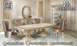 Favorit Meja Makan Mewah Gold menawarkan elegan klasik modern dengan kaki pilar ukiran kayu jati dan finishing cat duco gold, sempurna untuk ruang makan Anda.