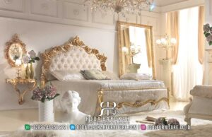 Favorit Tempat Tidur Full Gold Mewah Terlaris 2025 RB-720 hadir dengan kayu jati dan ukiran emas, memberikan nuansa klasik Eropa yang mewah untuk kamar Anda.