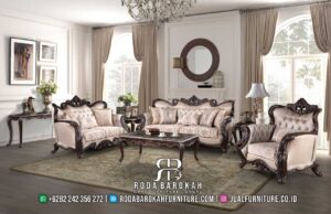 Harga Spesial Sofa Tamu Mewah Jati stok terbatas RB-687 hadir dengan pilar ukiran elegan dan busa tebal, ideal untuk ruang tamu bergaya klasik.