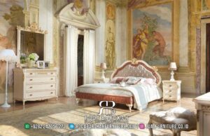 Hot Promo Tempat Tidur Mewah Jakarta menawan dengan kayu jati dan lukisan emas, sempurna untuk membawa nuansa klasik Eropa yang elegan ke kamar Anda.