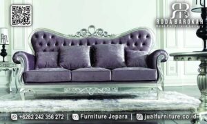 Jual Cepat Sofa Mewah Ukir Jepara Desain Modern RB-679, hadir dengan sandaran tinggi, rangka kayu jati, dan pelapis velvet elegan untuk ruang tamu Anda.