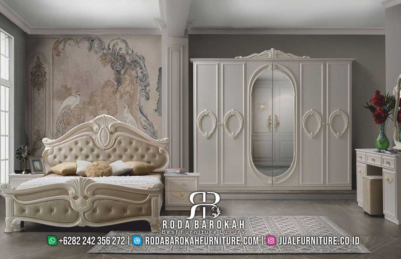 Kamar Tidur Mewah RB-748 yang elegan, terbuat dari kayu jati dengan finishing doff, dilengkapi lemari dan dua meja samping untuk penyimpanan optimal.