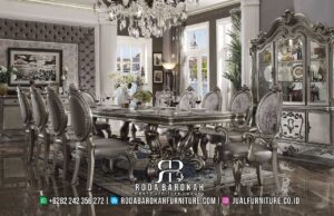 Limited Edition Meja Makan Ukir Mewah Stok Terbatas RB-701 dari kayu jati dengan finishing lac dan kaki meja ukiran, sempurna untuk menambah nuansa elegan rumah Anda.