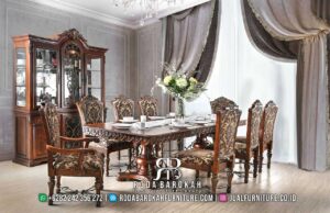 Promo Mingguan Meja Makan Jati Ukir dengan kaki meja ukiran elegan dan busa jok tebal, sempurna untuk keluarga dalam nuansa klasik Eropa yang mewah.