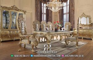 Rekomendasi Spesial Meja Makan Mewah Stok Terbatas RB-692 dari kayu jati dengan finishing Gold Leaf dan ornamen ukiran klasik Eropa, sempurna untuk nuansa mewah di dapur Anda.