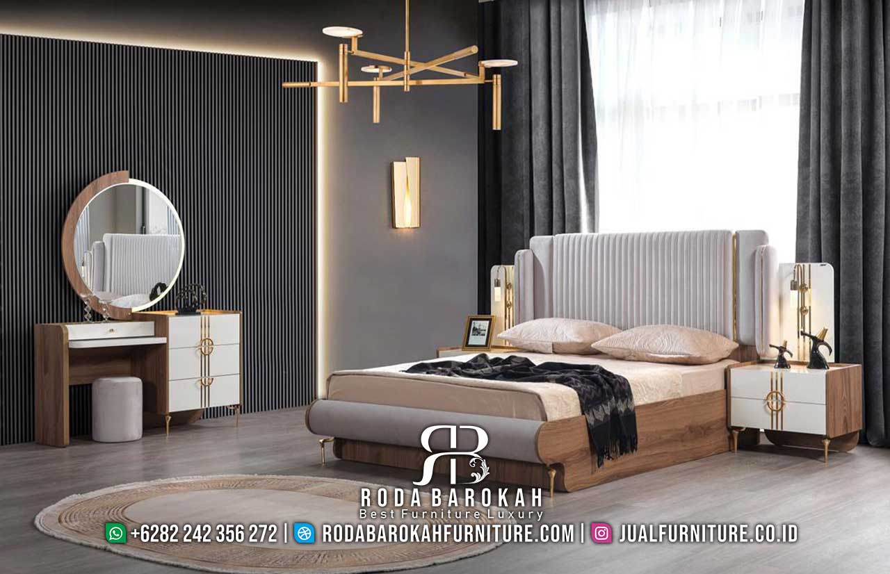 Toko Online Set Kamar Tidur Jati Sentuhan Mewah RB-732 hadir dengan kayu jati dan finishing Holz, lengkap dengan lampu utama dan kaki metal gold elegan.