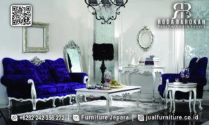 Trend Terkini Sofa Mewah Klasik Chester siap pakai RB-667 hadir dengan rangka kayu jati, kain bludru elegan, dan pilar ukiran yang menambah kemewahan ruang tamu Anda.