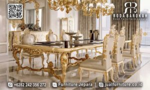 Harga Spesial Meja Makan Mewah Model Terbaru RB-781, terbuat dari kayu jati dengan finishing gold doff dan kaki ukiran klasik, sempurna untuk ruang makan elegan Anda.