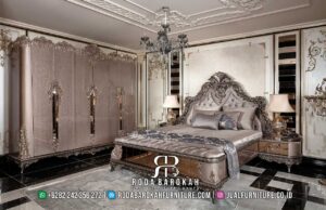 Belanja Hemat Tempat Tidur Mewah Klasik dengan rangka kayu jati dan finishing gilded silver, sempurna untuk menambah nuansa elegan di kamar Anda.