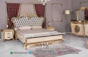 Favorit Tempat Tidur Mewah Langsung Pakai RB-785 terbuat dari kayu jati dengan finishing gold plated, lengkap dengan lampu hias dan ukiran klasik yang memukau.