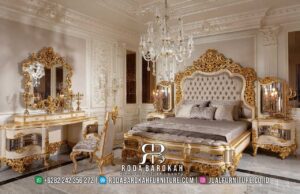 Jual Cepat Set bedroom klasik mewah RB-799, terbuat dari kayu jati dengan finishing lac emas dan sandaran kepala tinggi, sempurna untuk kamar tidur utama.