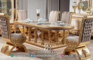 Rekomendasi Spesial Meja Makan Mewah Fleksibel Ruangan RB-801 dengan rangka kayu jati dan kaki meja ukiran gold, sempurna untuk gaya klasik modern Anda.