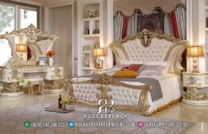 Sale Toko Tempat Tidur Mewah RB-788 elegan dengan rangka kayu jati dan finishing emas, lengkap dengan ukiran dan busa tebal, sempurna untuk gaya klasik Eropa.