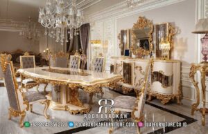Tersedia Sekarang Meja Makan Luxury Potongan Harga RB-794, hadir dengan meja marmer oval dan kaki ukiran emas, sempurna untuk nuansa interior klasik yang elegan.