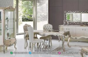 Best Deal Meja Makan Mewah Klasik produk terbaik RB-898 dengan kaki meja ukiran klasik dan pelapis kain bludru putih, sempurna untuk nuansa elegan dan modern.