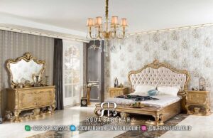 Deal Spesial Tempat Tidur Gold Mewah Asli Jepara RB-906 terbuat dari kayu jati dengan finishing gold, memberikan nuansa klasik dan elegan untuk kamar tidur Anda.
