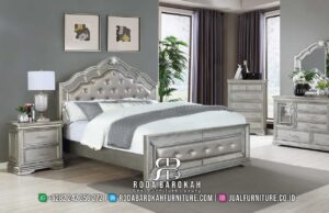 Diskon Kamar Tidur Mewah Kapitone Model Terbaru RB-858 hadir dengan rangka kayu jati dan finishing HPL Silver yang elegan, serta dilengkapi storage praktis.