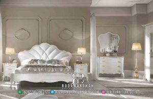 Favorit Furniture Jepara Kualitas Export Desain Eksklusif RB-824 adalah tempat tidur elegan berbahan kayu jati dengan finishing doff dan kain bludru untuk nuansa klasik modern.