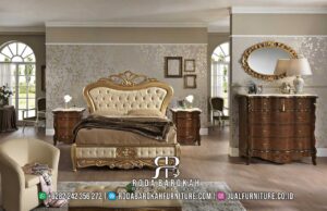 Tempat Tidur Jati Indah dengan ukiran cantik, sandaran kepala tinggi, dan busa density tinggi, sempurna untuk menciptakan nuansa mewah di ruang tidur Anda.