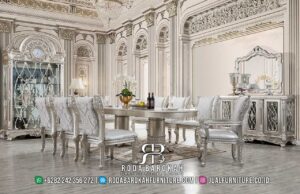 Harga Terbaik Ruang Makan Set Mewah menghadirkan meja bulat kayu jati dengan hiasan perak dan 6 kursi bludru busa tebal, sempurna untuk suasana elegan klasik.