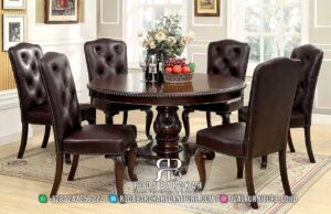 Pilihan Terbaik Meja Makan Jati Bundar Fleksibel Ruangan RB-909, dengan desain klasik dan kaki ornamen, memberi nuansa elegan pada keluarga Anda.