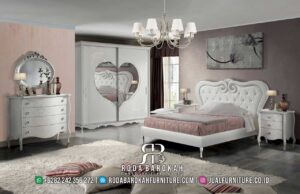 Pilihan Terbaik Tempat Tidur Mewah dengan kayu jati dan cat duco, menghadirkan nuansa romantis serta desain klasik modern yang menawan untuk kamar tidur Anda.