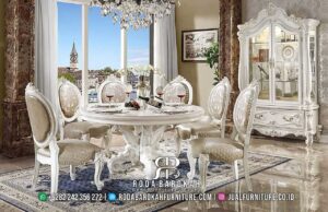 Promo Eksklusif Meja Makan Mewah Potongan Harga RB-873, hadir dengan rangka kayu jati dan finishing doff elegan, sempurna untuk melengkapi ruang makan klasik modern Anda.