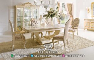 Promo Terbaik Kursi Makan Cream Mewah dengan rangka kayu jati berkualitas dan desain klasik modern, sempurna untuk melengkapi suasana elegan di rumah Anda.