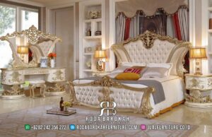 Promo Terbaik Tempat Tidur Mewah multifungsi unik RB-834 dengan ukiran emas dan rangka kayu jati menawarkan gaya klasik Eropa yang elegan untuk kamar tidur Anda.