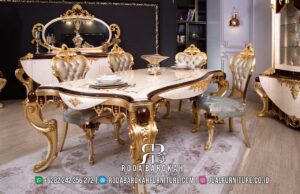 Rekomendasi Meja Makan Mewah Gold ukuran ideal RB-838, kayu jati dengan finishing lac emas, pilar ukiran, dan busa tebal yang elegan untuk ruang makan utama Anda.