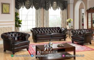 Serbu Sekarang Sofa Tamu Kulit Mewah Potongan Harga RB-877, hadir dengan rangka Kayu Jati dan kain pelapis Kulit Sintetis, sempurna untuk ruang tamu elegan Anda.
