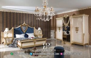 Stok Terbatas Tempat Tidur Navy Kapitone dengan rangka kayu jati finishing lac emas dan kain bludru mewah, sempurna untuk nuansa klasik elegan di kamar Anda.