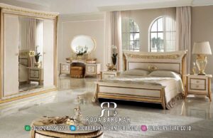 Toko Resmi Desain Kamar Tidur Mewah siap pakai RB-847, terbuat dari kayu jati dengan finishing lac dan hiasan emas, menghadirkan nuansa klasik yang elegan untuk ruang tidur Anda.