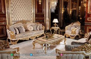 Sofa Kasik Warna Netral Emas menggabungkan kayu jati berkualitas dengan finishing dicat emas dan ornament ukiran untuk menciptakan suasana ruang tamu yang mewah.
