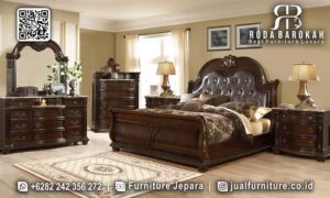 Baru Tempat Tidr Mewah Jati Paling Dicari RB-953, terbuat dari kayu jati dengan finishing Holz, dilengkapi meja rias dan lemari, memberikan nuansa elegan untuk tidur dan penyimpanan.