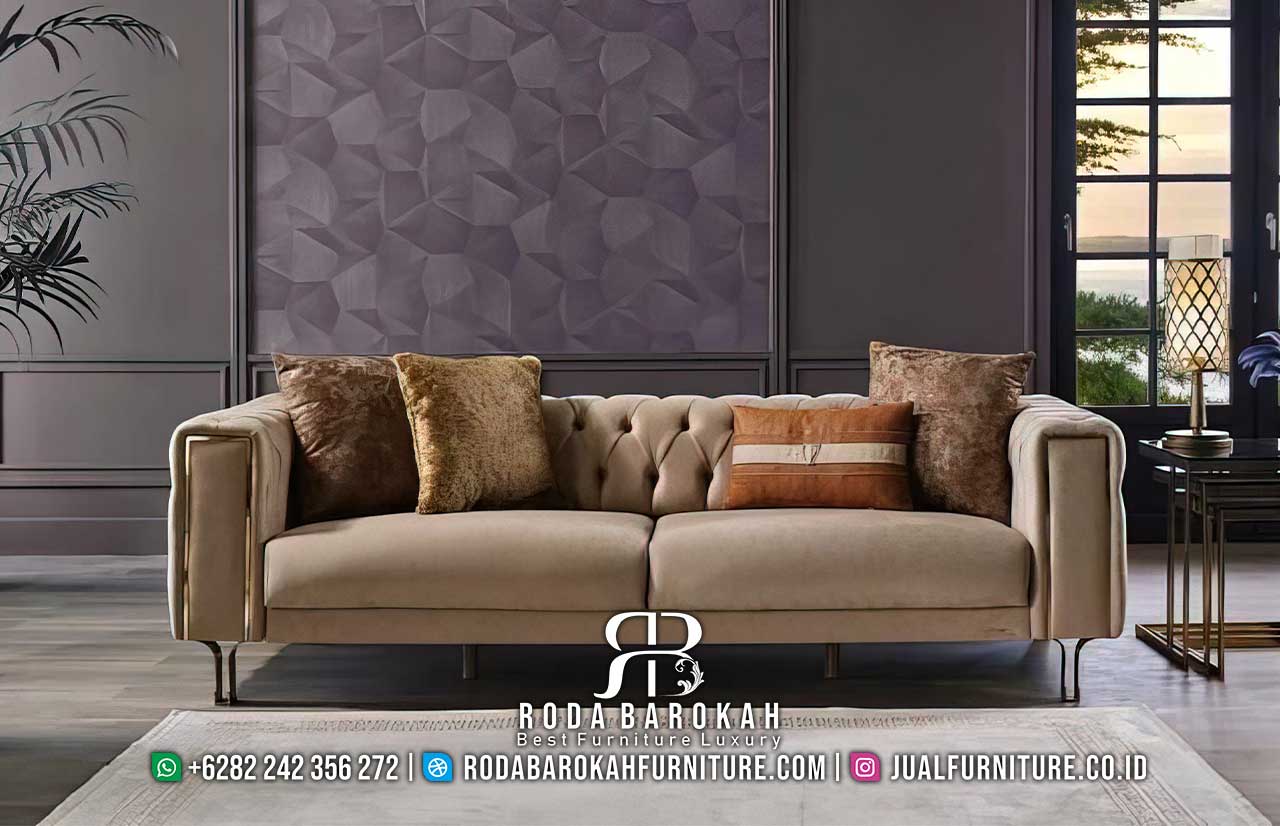 Bergaransi Sofa Tamu Stainless Mewah warna krem dengan rangka besi hollow dan kaki krom, sempurna untuk nuansa elegan dan gaya minimalis modern di rumah Anda.