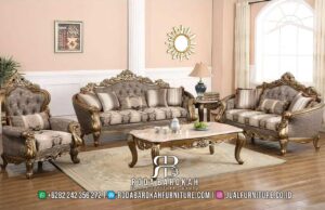 Order Sofa Tamu Mewah Klasik Siap Kirim RB-973 dengan rangka kayu jati dan finishing gold doff, menghadirkan nuansa elegan untuk ruang tamu Anda.