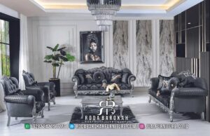 Original Sofa Tamu Mewah Anti Gores RB-951 hadir dengan busa royal, sandaran tinggi berukir, dan kaki perak, sempurna untuk gaya dekorasi minimalis mewah.