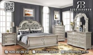 Pesan Kamar Tidur Mewah Modern siap kirim RB-954 dengan rangka kayu jati finishing gilded silver dan detail ukiran elegan yang memukau untuk hunian mewah Anda.