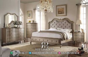 Primadona Tempat Tidur Gold Mewah banyak dibeli RB-966 hadir dengan rangka kayu jati, headboard tufted, dan busa density, memberikan nuansa elegan di kamar Anda.