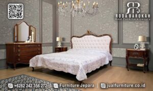 Produsen Kamar Tidur Jati Harga Bagus RB-955 menawarkan kamar tidur jati dengan punggung tinggi dan finishing doff, memberikan nuansa elegan klasik untuk tidur yang nyaman.