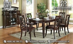 Promo Meja Makan Jati Minimalis Nyaman Dipakai RB-957, terbuat dari kayu jati dengan kaki berukir dan kain bludru elegan, cocok untuk dekorasi minimalis modern.