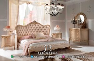 Promo Mingguan Tempat Tidur Jati Natural dengan sandaran kepala berpaku dan kaki berukir, memberikan nuansa klasik mewah yang mudah dibersihkan.