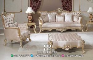 Terjangkau Sofa Tamu Mewah Anti Retak RB-962 hadir dengan bahan kayu jati dan finishing gold, sempurna untuk ruang tamu elegan Anda.