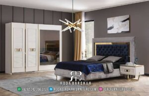 Tempat Tidur Stainless Mewah dengan rangka Kayu Jati dan finishing Holz, dilengkapi pencerminan untuk nuansa elegan dan modern yang sempurna di ruang tidur Anda.