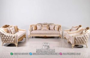Workshop Sofa Ruang Tamu Mewah dengan rangka kayu jati, kain bludru, dan finishing emas, menawarkan nuansa elegan untuk dekorasi klasik modern Anda.
