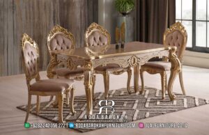Bermutu Meja Makan Mewah Anti Rayap RB-994 dengan kayu jati berkualitas dan finishing gold, hadir dengan 6 kursi elegan berornamen ukiran untuk menambah keindahan ruang makan Anda.