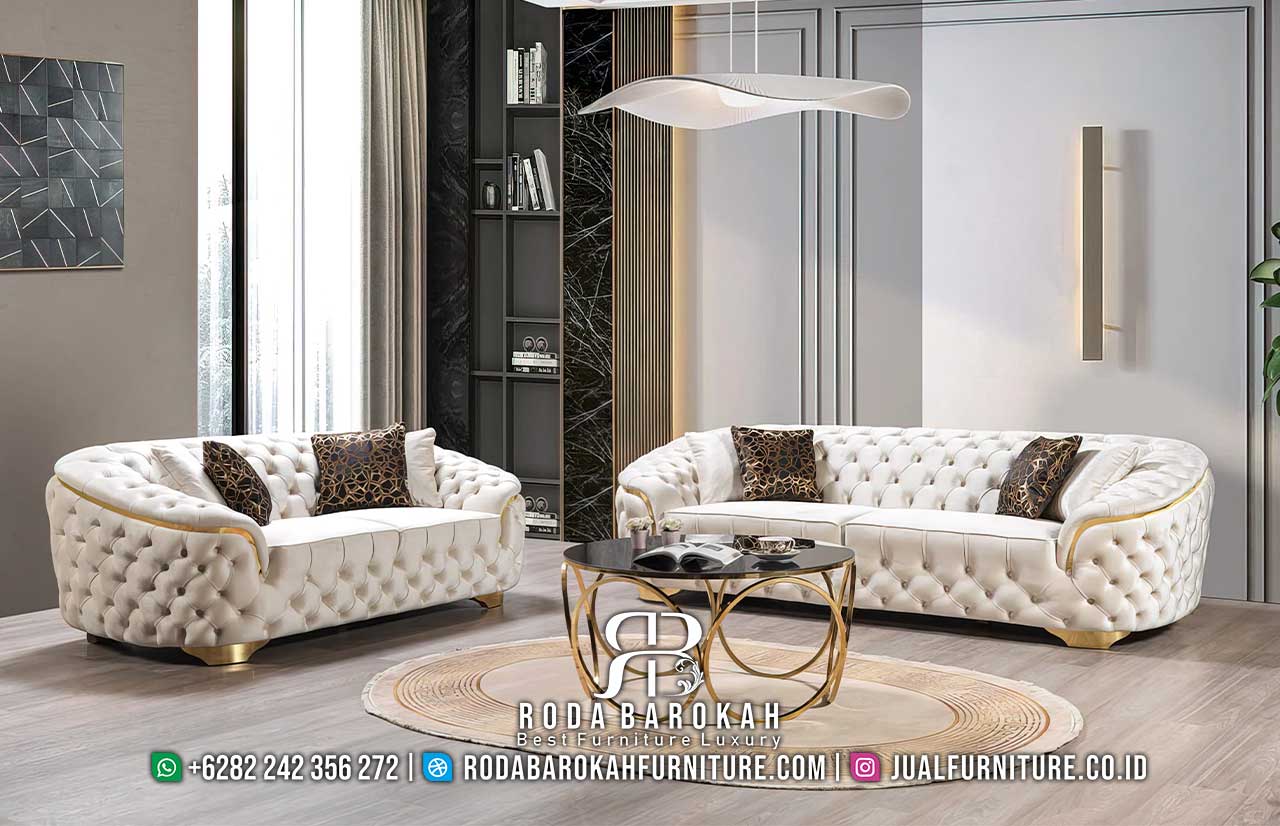 Sofa Tamu Mewah Seranova, dengan rangka kayu jati dan finishing doff gold yang elegan, sempurna untuk menambah kemewahan ruang tamu Anda.