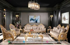 Desain Sofa Tamu Mewah Monaco Stabil Kokoh RB1034 hadir dengan rangka kayu jati dan ukiran kaki emas, sempurna untuk menambah nuansa mewah di ruang tamu Anda.
